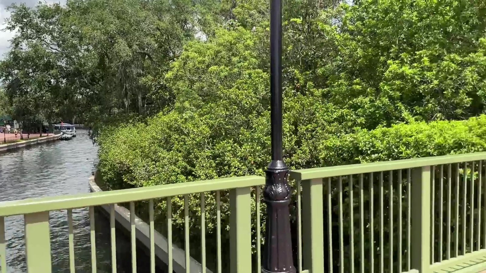 Canal arborizado por onde passa o barco gratuito entre o Hollywood Studios e o BoardWalk