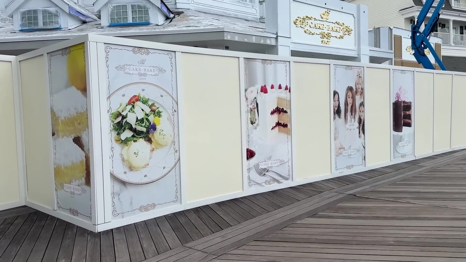 Tapume da Cake Bake Shop com fotos de bolos, ainda em obras na época da gravação
