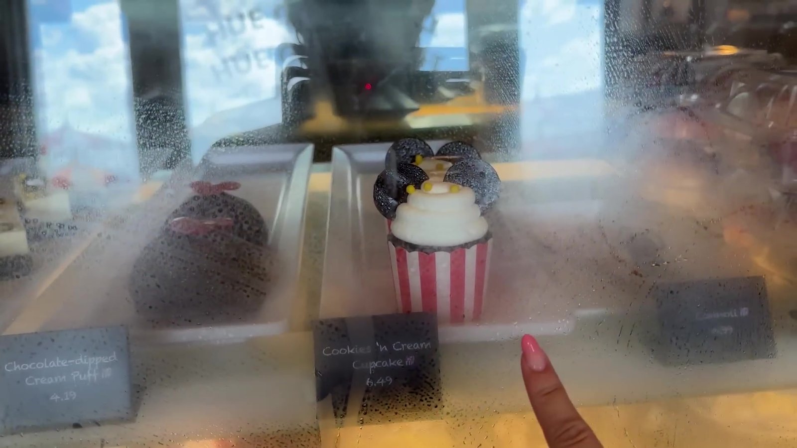 Vitrine da BoardWalk Deli com cupcakes e doces em formato do Mickey