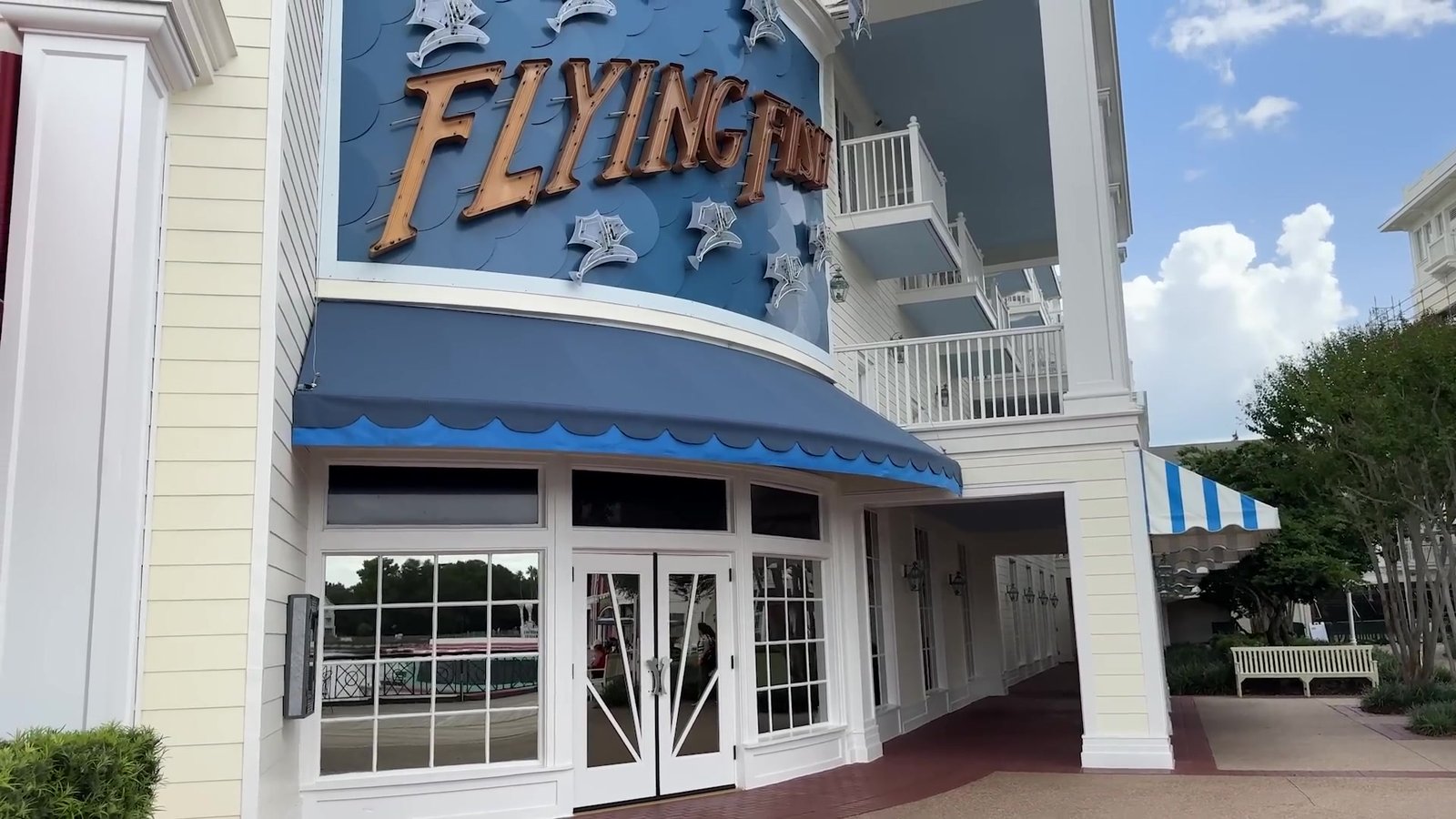 Fachada do restaurante Flying Fish no BoardWalk, com o letreiro azul