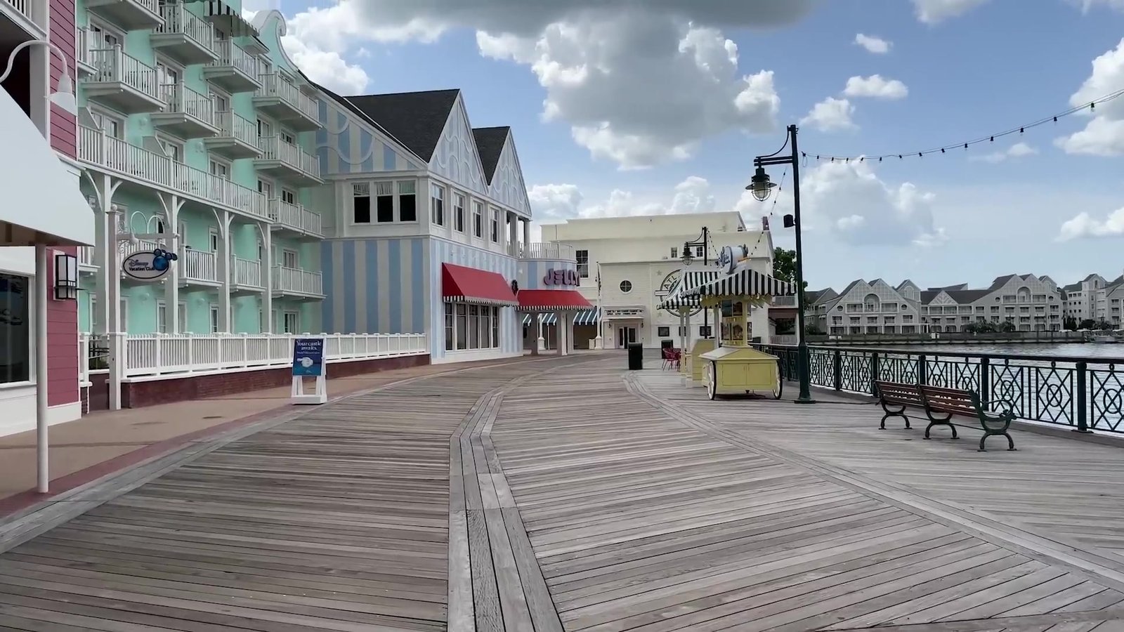 Calçadão de madeira do BoardWalk com as fachadas coloridas dos hotéis e luzes penduradas
