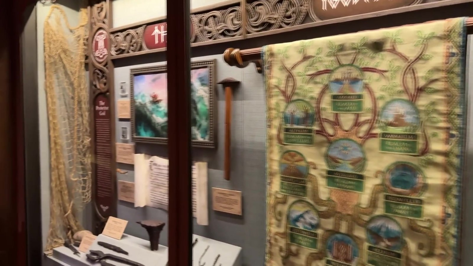 Museu viking do Pavilhão da Noruega com tapeçaria da árvore Yggdrasil e armas nórdicas