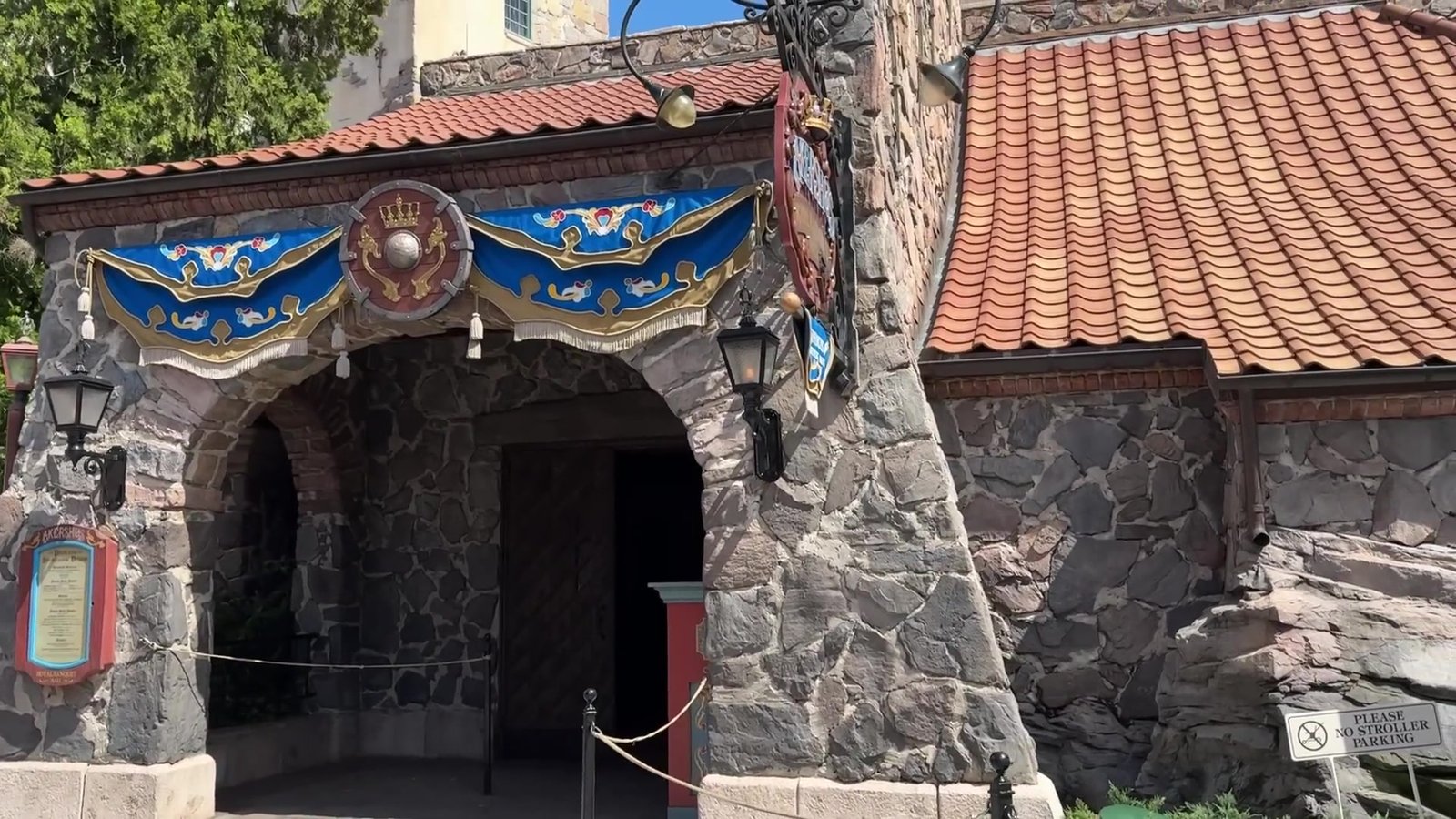 Entrada de pedra com pintura norueguesa da casinha do encontro com a Anna e a Elsa no Epcot