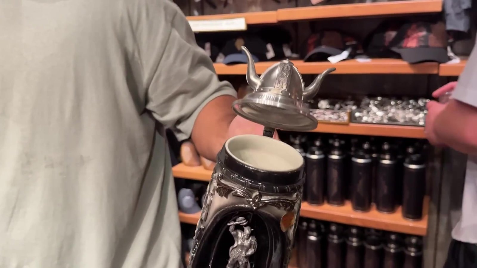 Caneca viking de metal com chifres na prateleira da loja do Pavilhão da Noruega