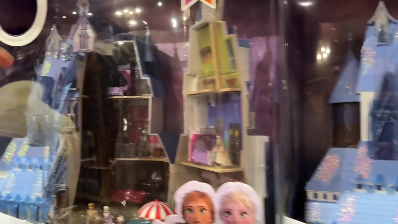 Castelo iluminado de Frozen 2 exposto na vitrine da loja com bonecas da Anna e da Elsa