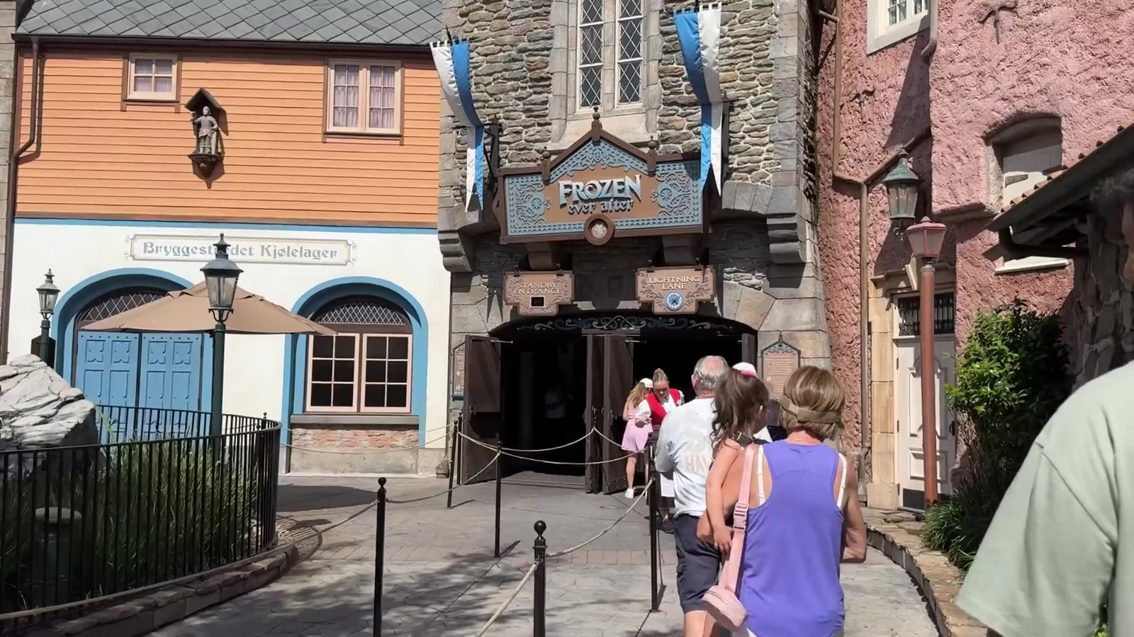Entrada da atração Frozen Ever After no Pavilhão da Noruega do Epcot, com fila de visitantes