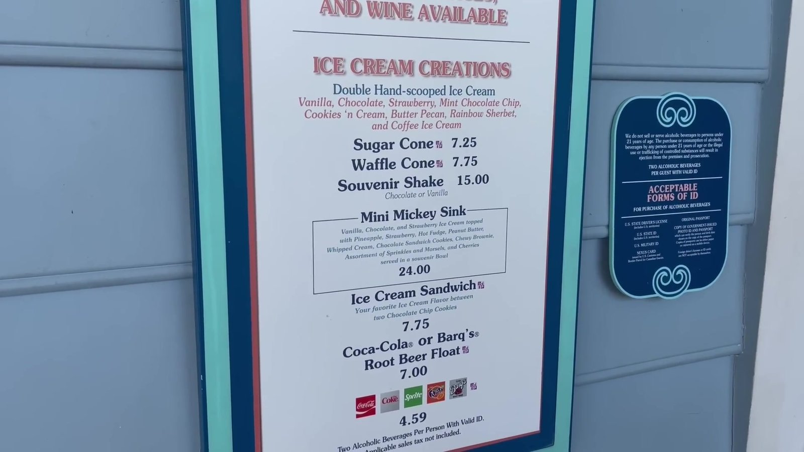 Cardápio externo do Beaches & Cream com a Mini Mickey Sink