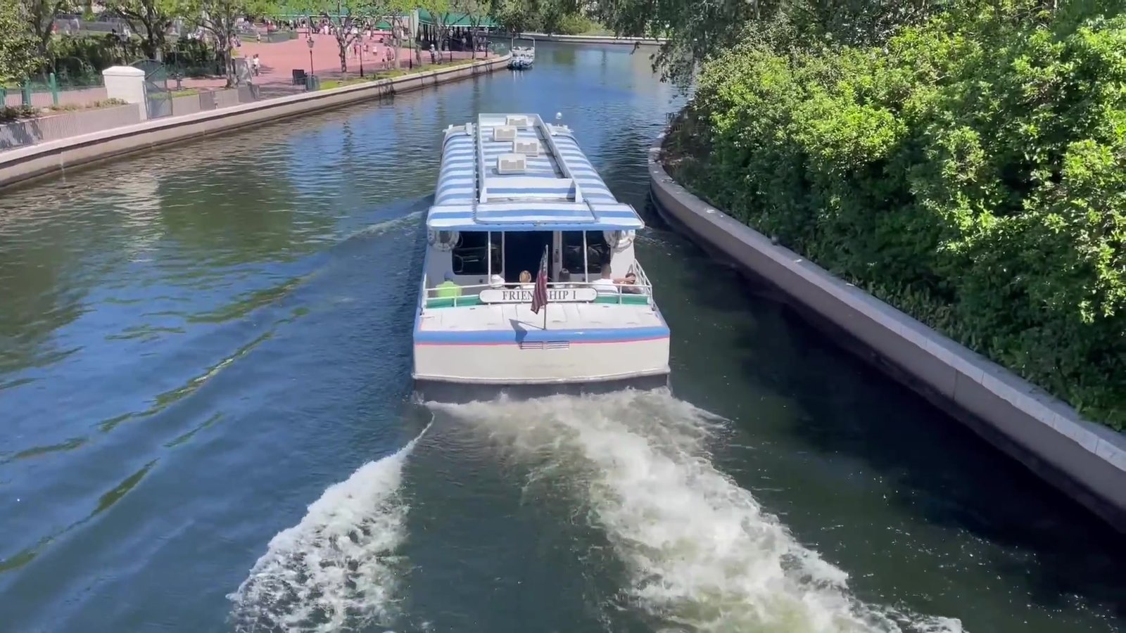 Barco Friendship da Disney navegando no canal do BoardWalk