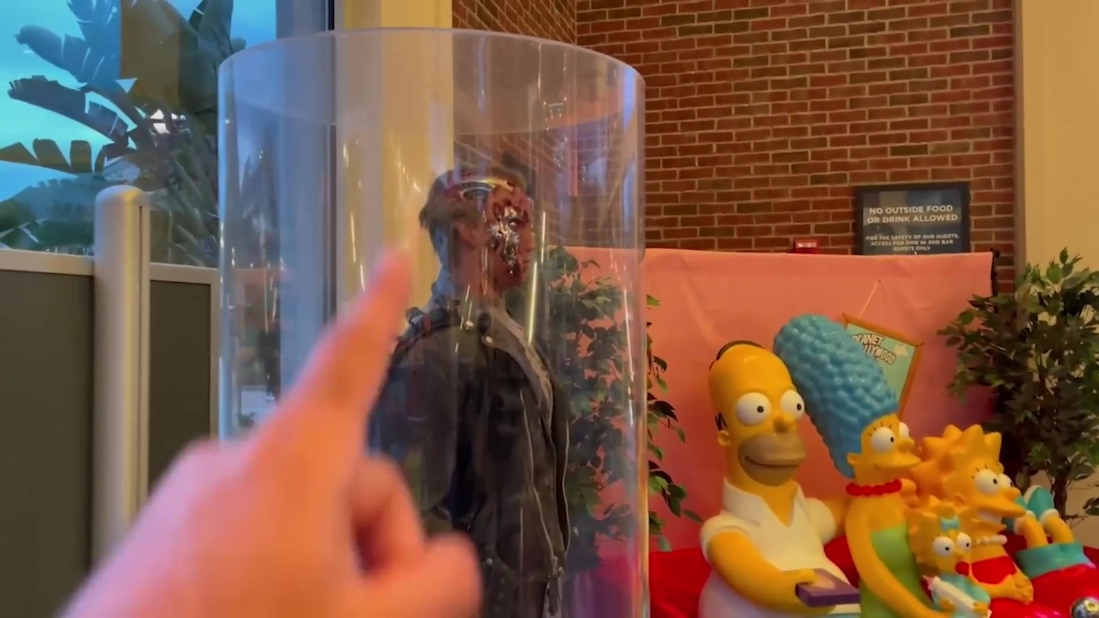 Boneco do Exterminador do Futuro e os Simpsons na lojinha do Planet Hollywood