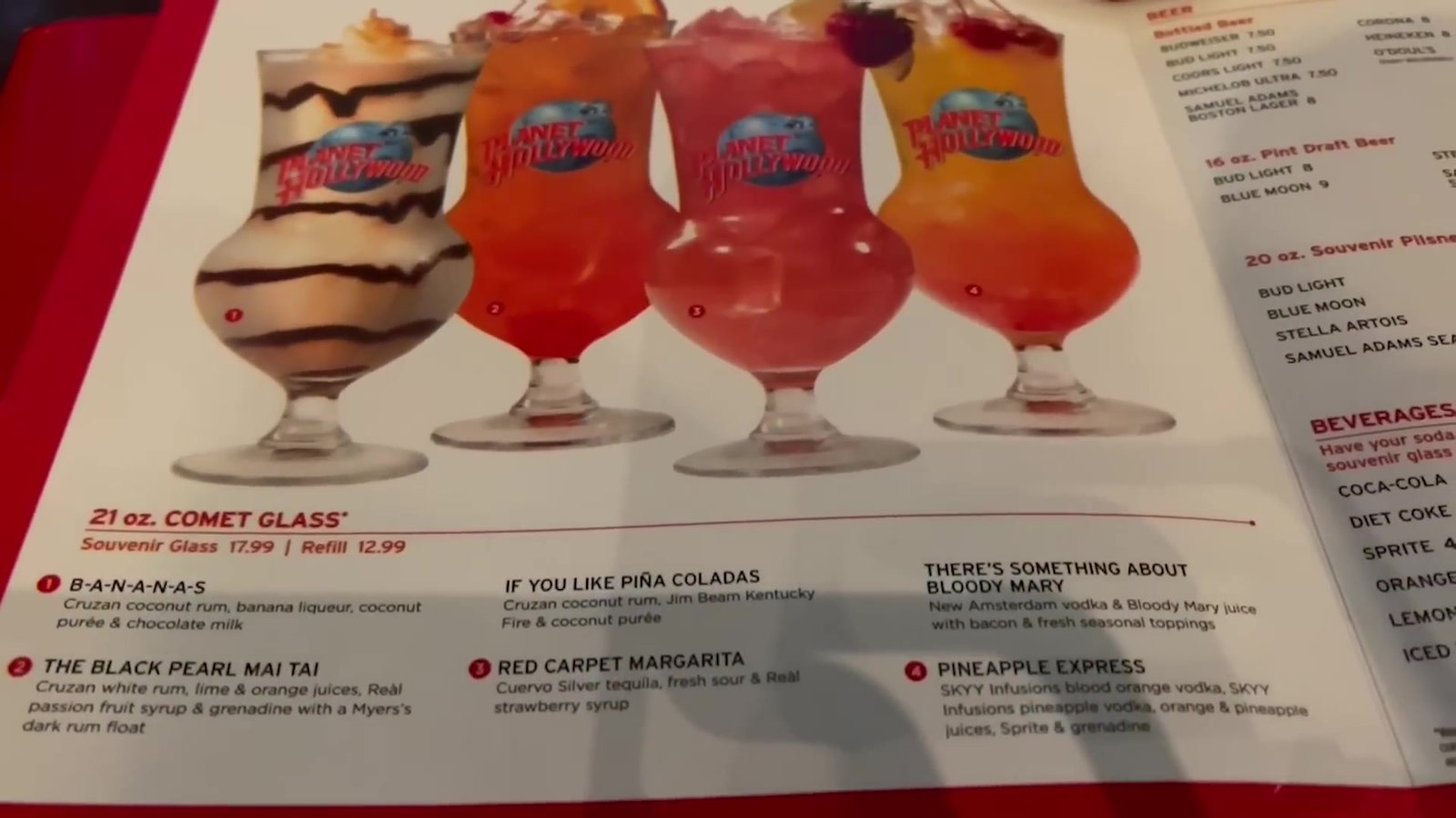 Cardápio de drinks do Planet Hollywood com o copo-souvenir Comet Glass
