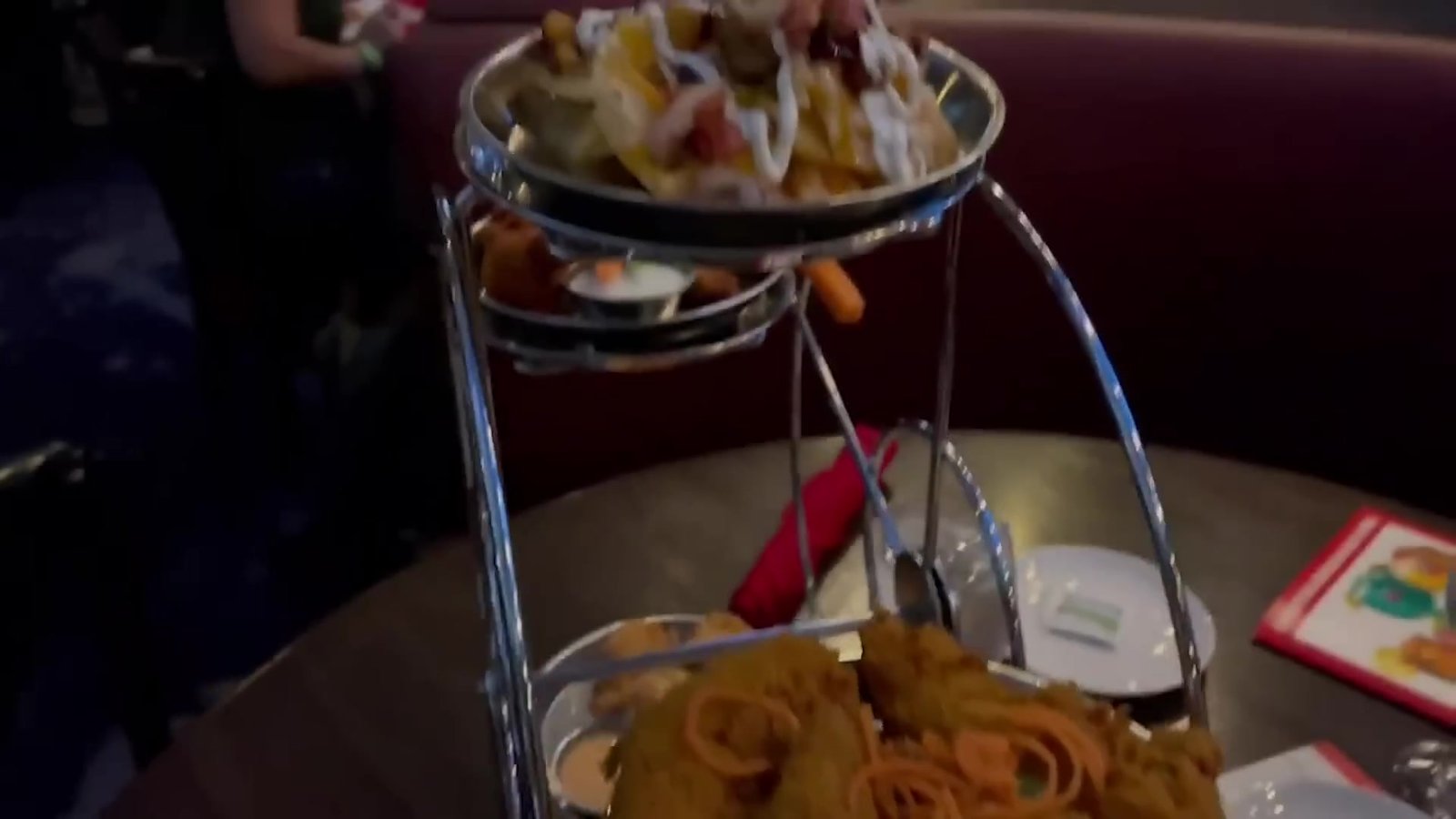Torre giratória de aperitivos do Planet Hollywood com nachos e camarão