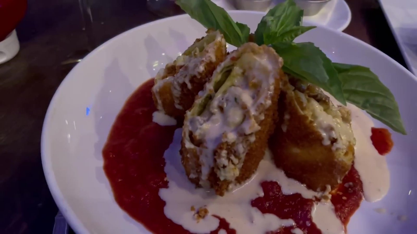 Lasanha frita do Planet Hollywood servida com molho de tomate