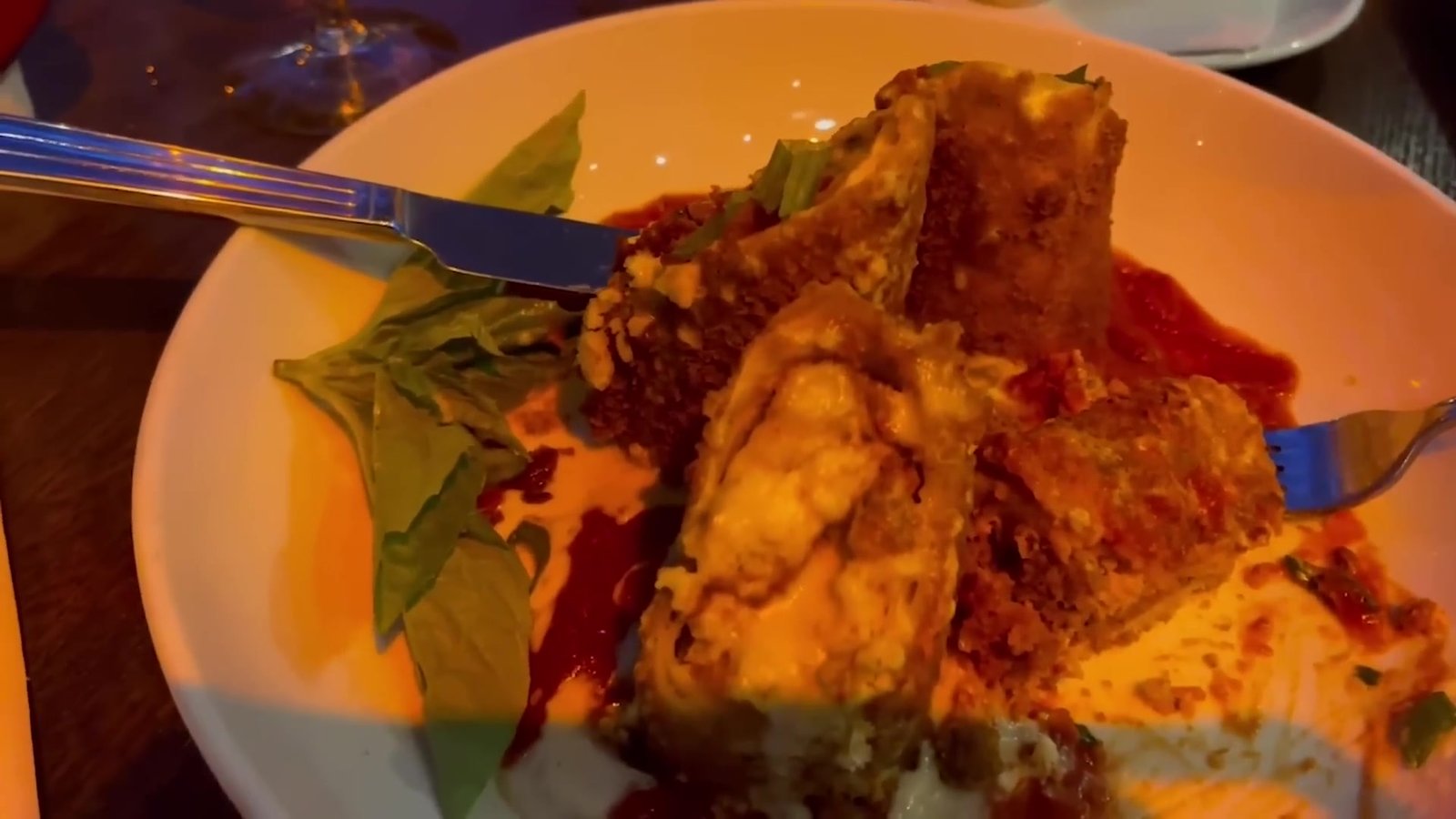 Pedaço da lasanha frita do Planet Hollywood cortado no prato