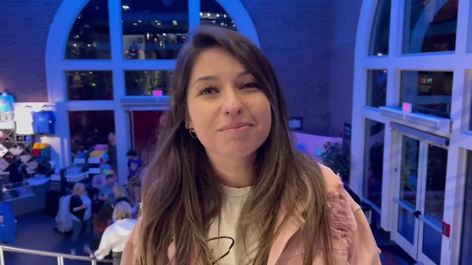 Gabi no salão do Planet Hollywood à noite, com os janelões ao fundo