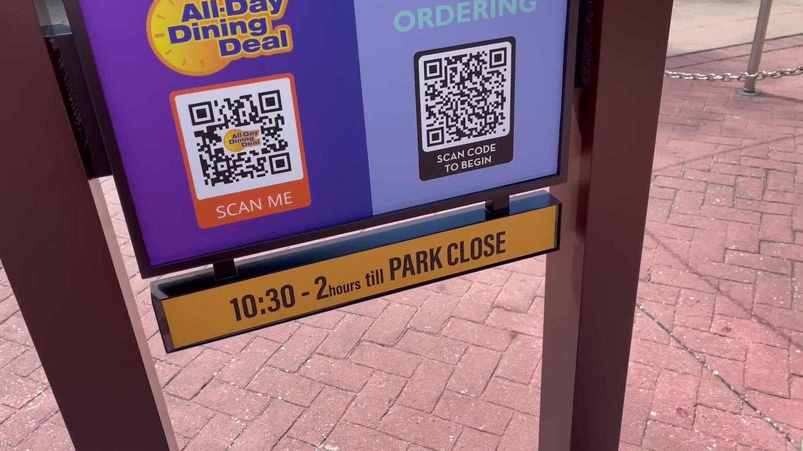 Placa do All-Day Dining Deal do SeaWorld com QR code e horário das 10h30 até duas horas antes do fechamento