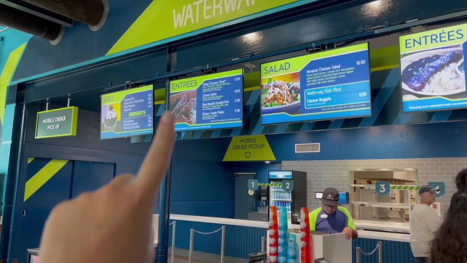 Painéis do cardápio do Waterway Grill no SeaWorld, com entradas, saladas e pratos principais