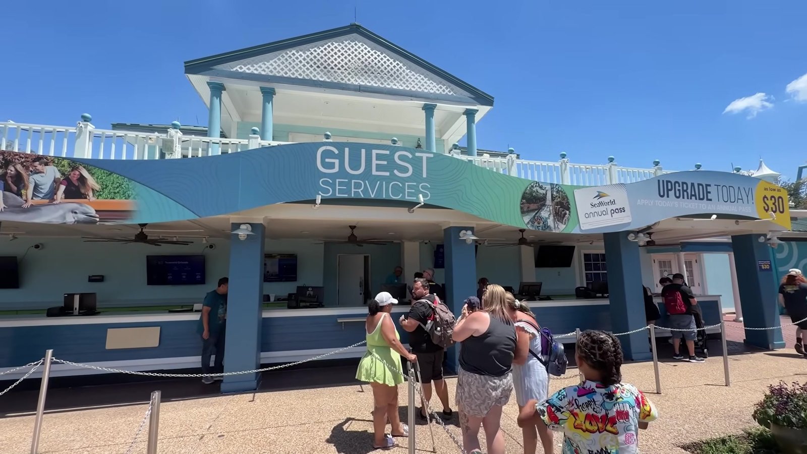 Guichê do Guest Services na entrada do SeaWorld, onde se troca o voucher pela pulseira do plano