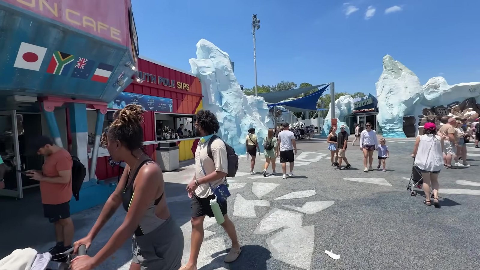 Entrada do Expedition Café, com os icebergs e a montanha-russa ao fundo
