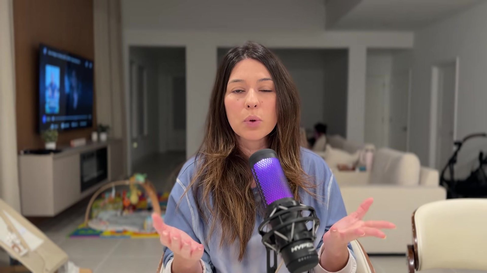Gabi explicando as regras do plano de refeição da Disney no vídeo