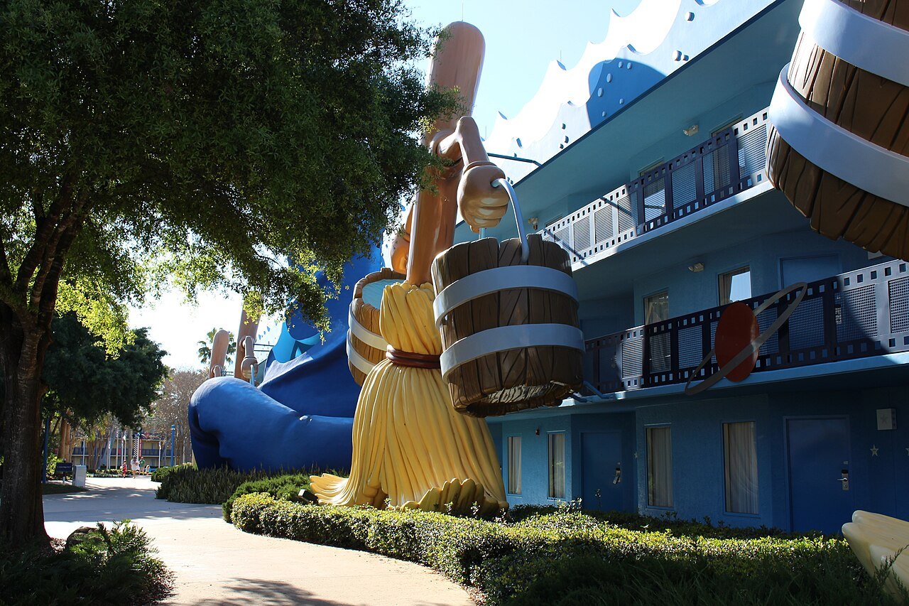 Fachada do hotel All-Star Movies da Disney com a vassoura gigante do Fantasia