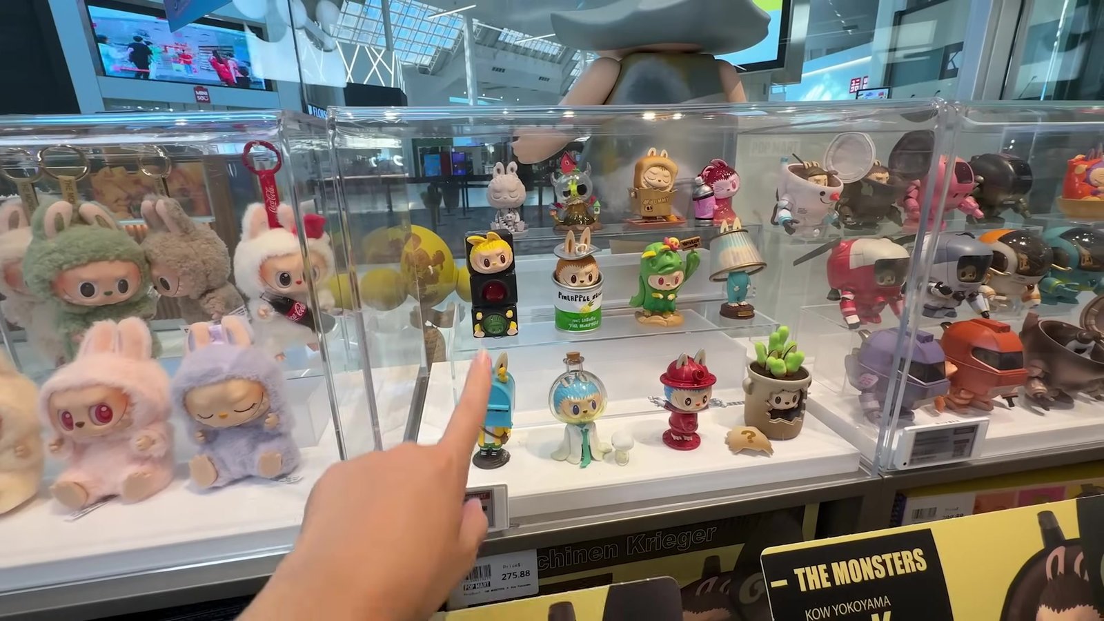 Vitrine com os bonecos Labubu da coleção The Monsters em vários trajes na Pop Mart