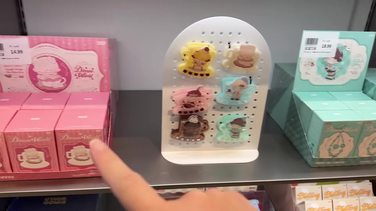 Chaveiros de gatinho da Baby Molly em caixinhas rosa e verdes, com etiqueta de US$ 18,99
