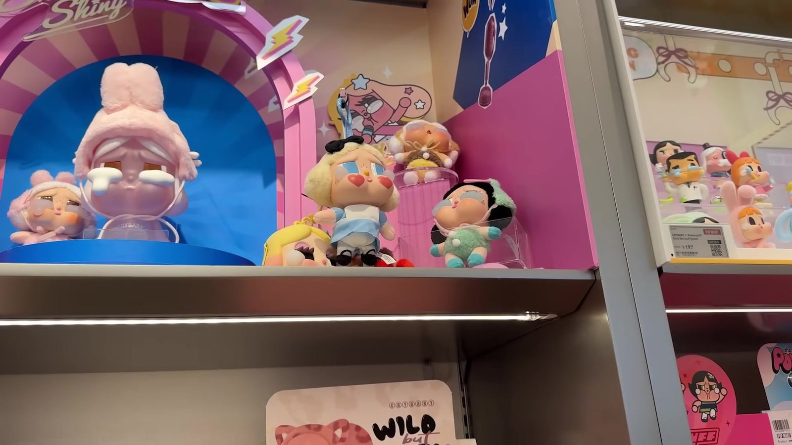 Vitrine rosa com bonecos das linhas Skullpanda, Dimoo e outras na Pop Mart