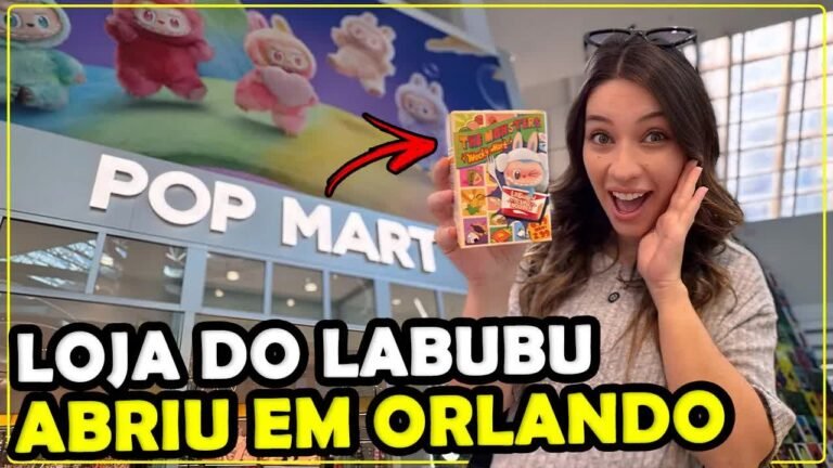 Gabi segurando uma caixinha de colecionável em frente ao letreiro da Pop Mart, a loja do Labubu em Orlando