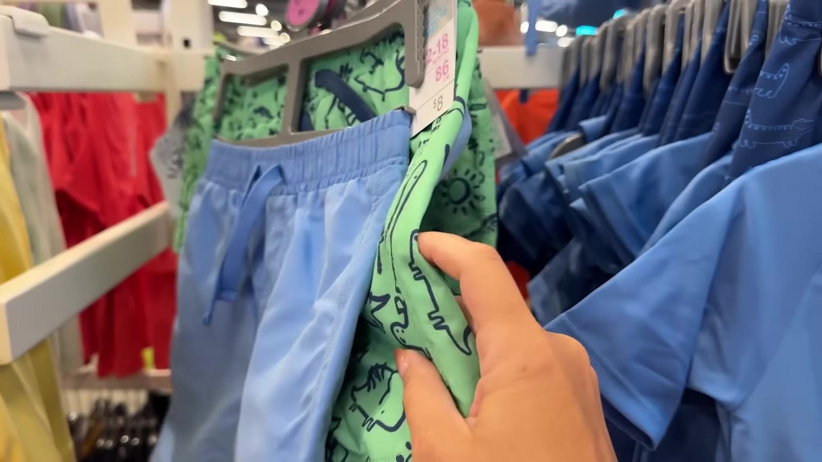 Shorts infantis estampados de dinossauro na arara da Primark de Orlando
