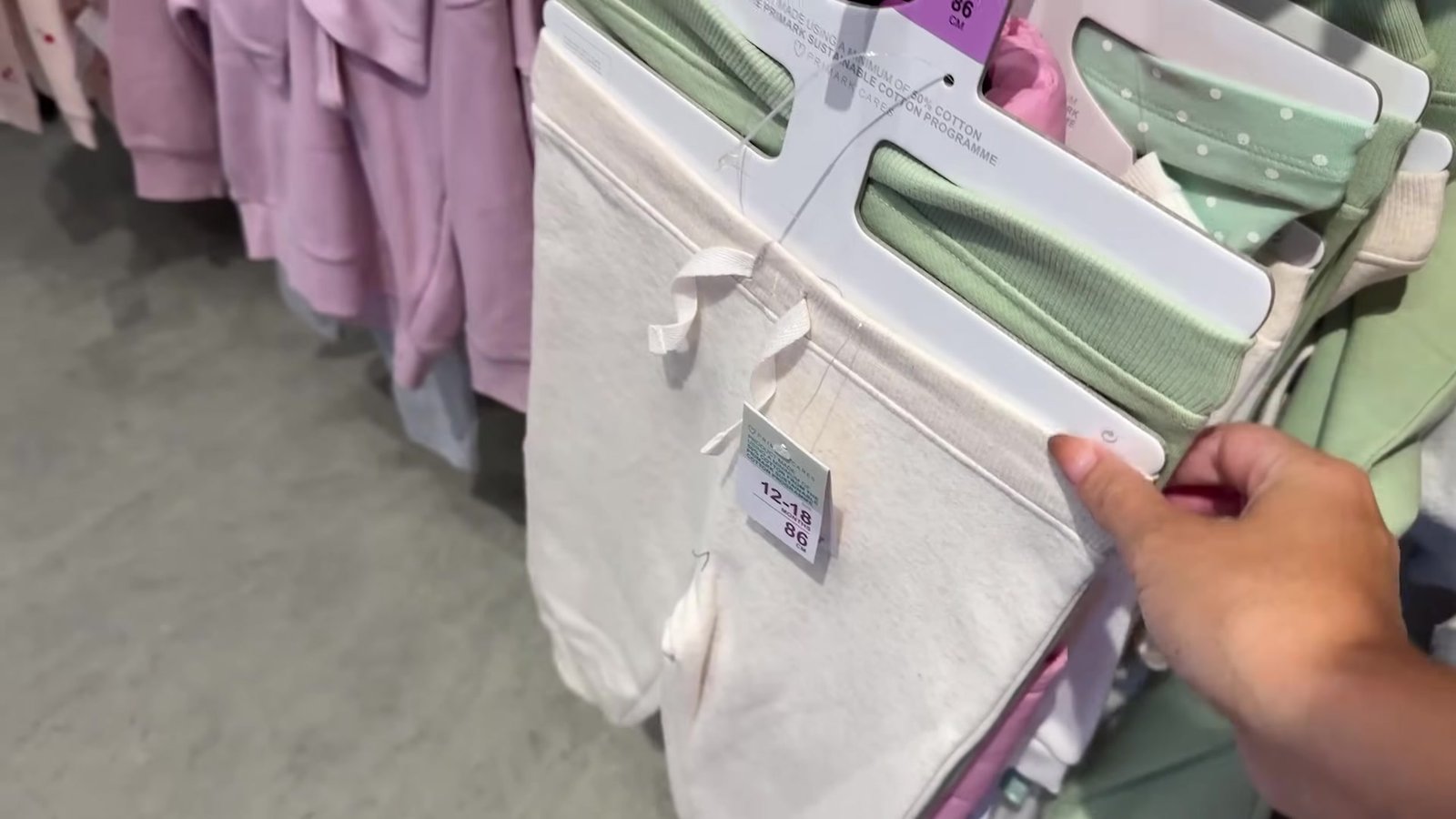 Kit de 3 bodies de bebê pendurado na arara da Primark
