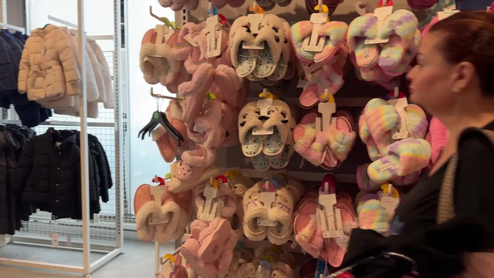Parede de pantufas infantis de bichinho na Primark