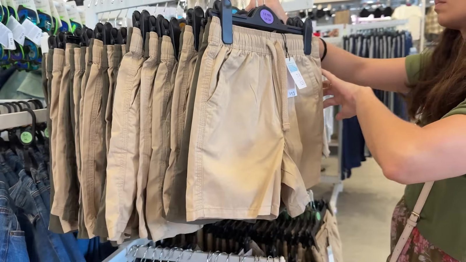 Bermudas cáqui infantis na arara da Primark de Orlando