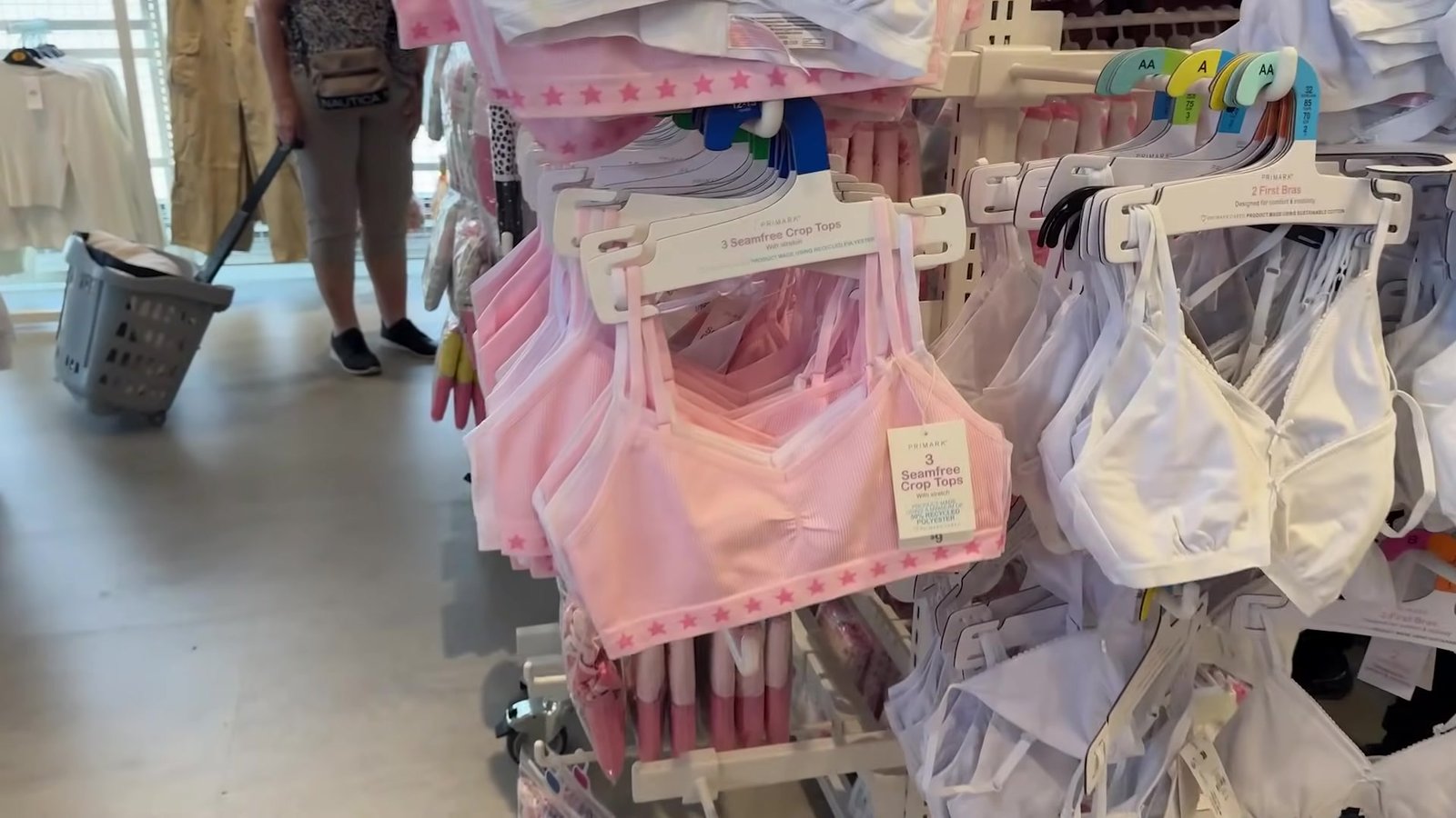Kits de tops e sutiãs de treino na seção infantil da Primark de Orlando