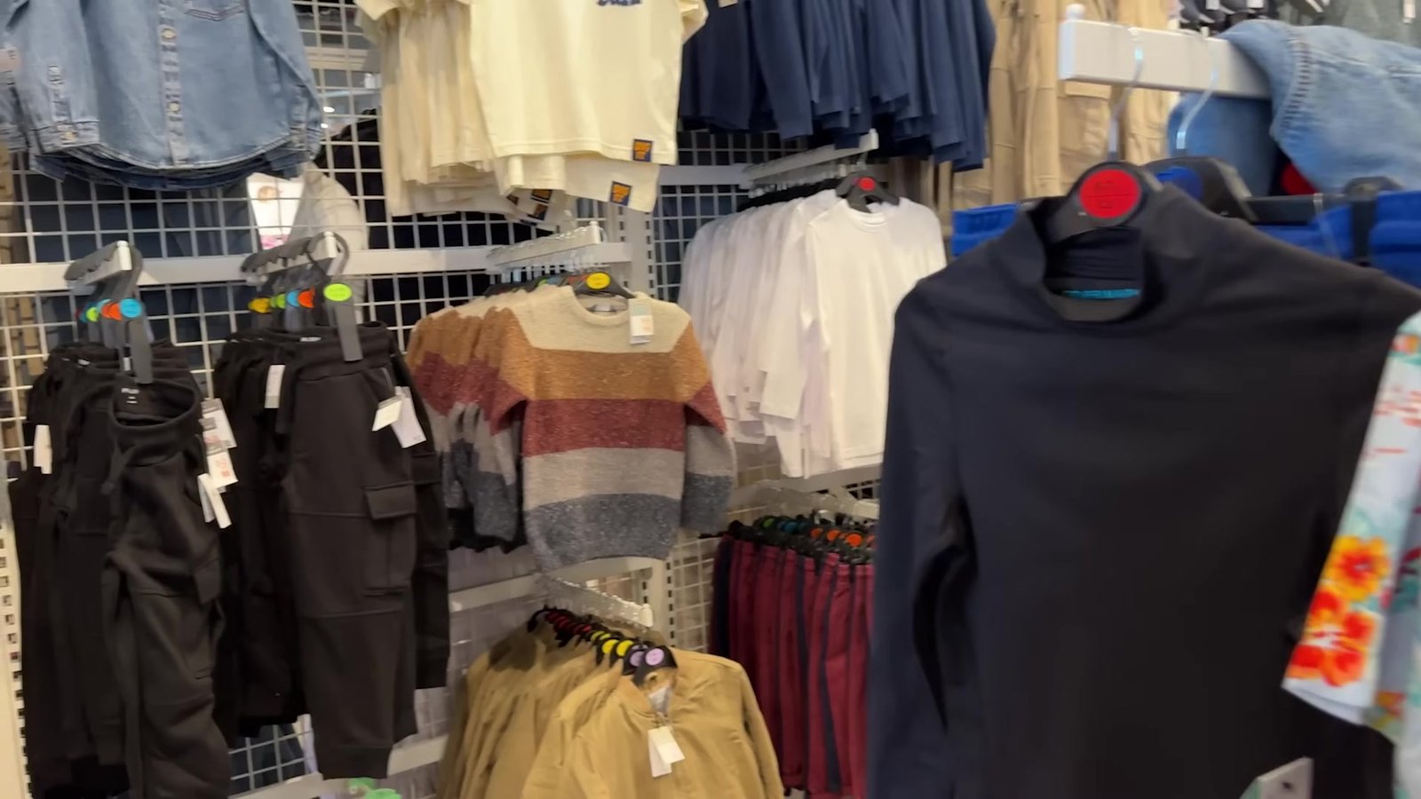 Calças cargo, suéteres e camisetas de manga longa na seção pré-adolescente da Primark