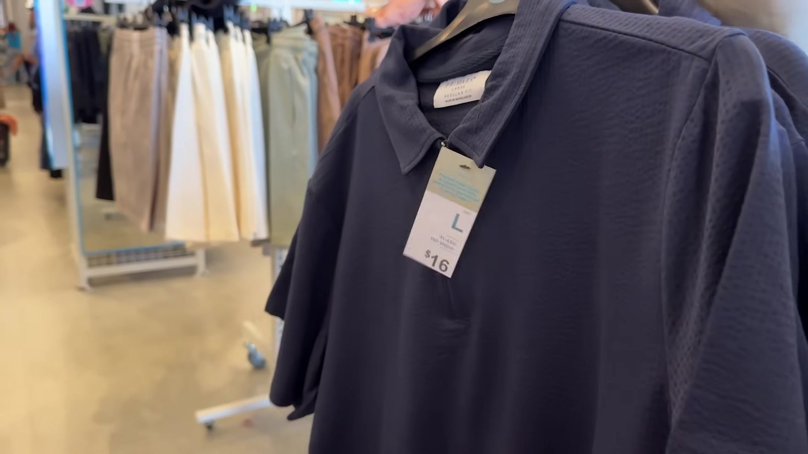 Polo masculina azul-marinho com etiqueta de US$ 16 na Primark de Orlando