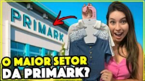 Gabi na entrada da Primark de Orlando mostrando um conjunto de bebê