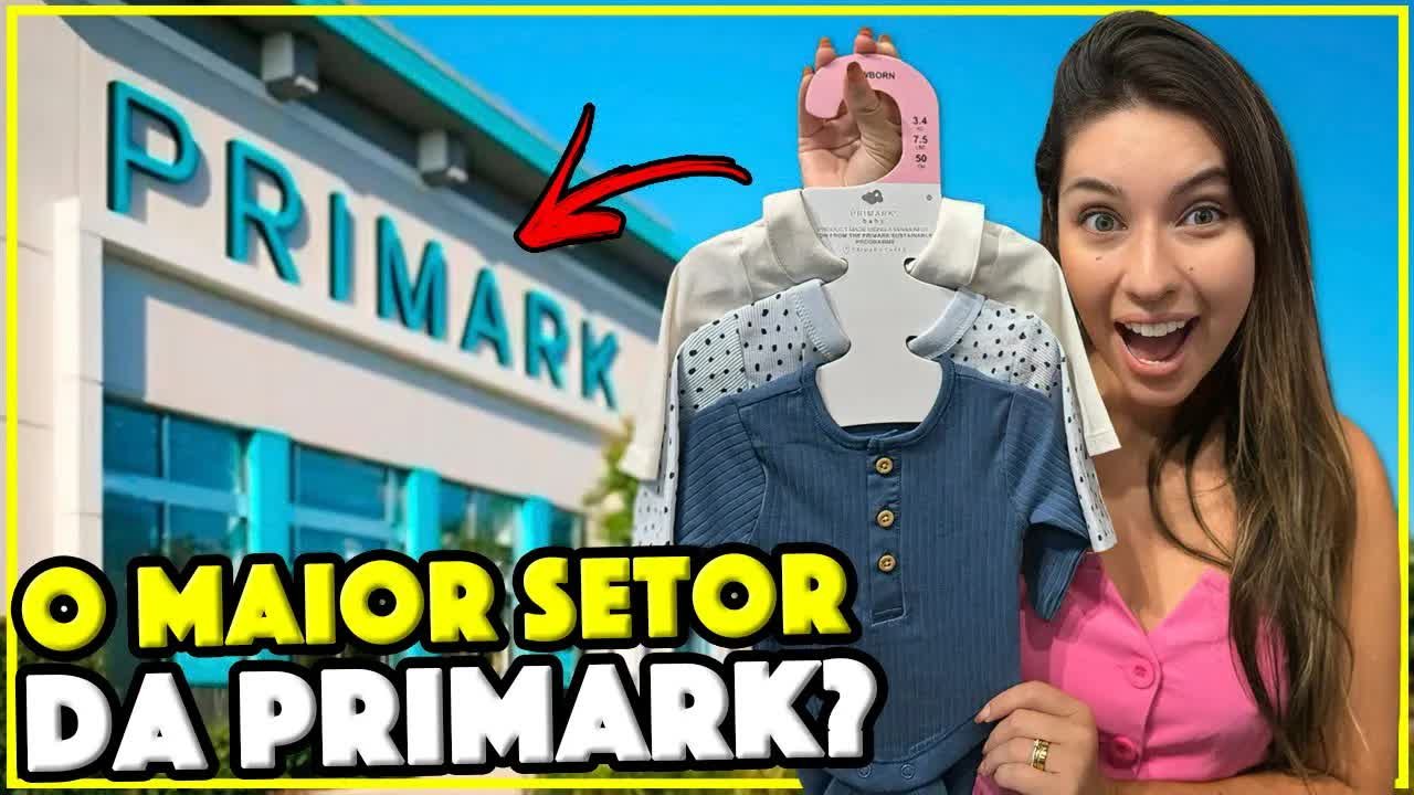 Gabi na entrada da Primark de Orlando mostrando um conjunto de bebê