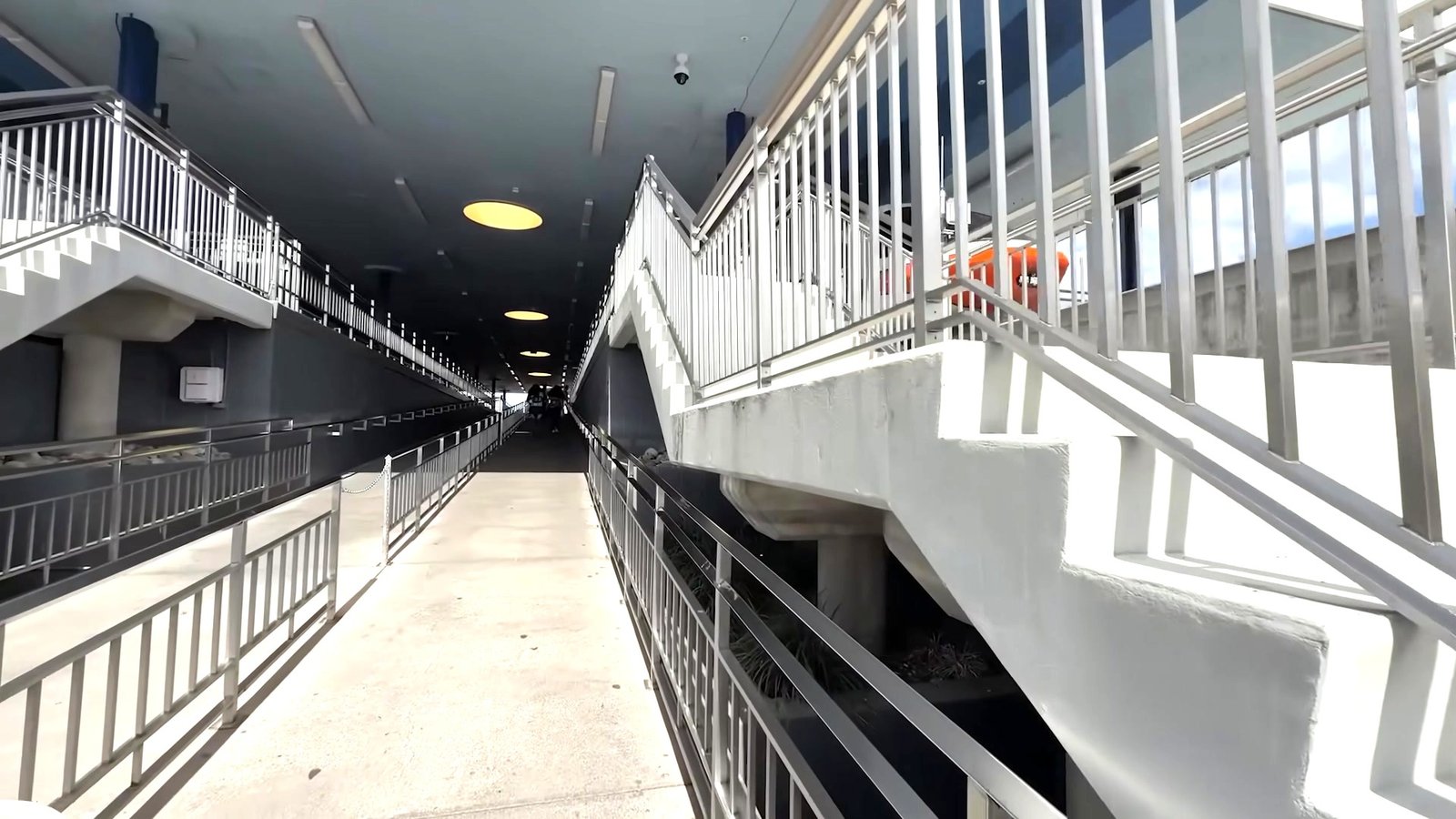 Rampa e escadas da estação do Monorail no Magic Kingdom