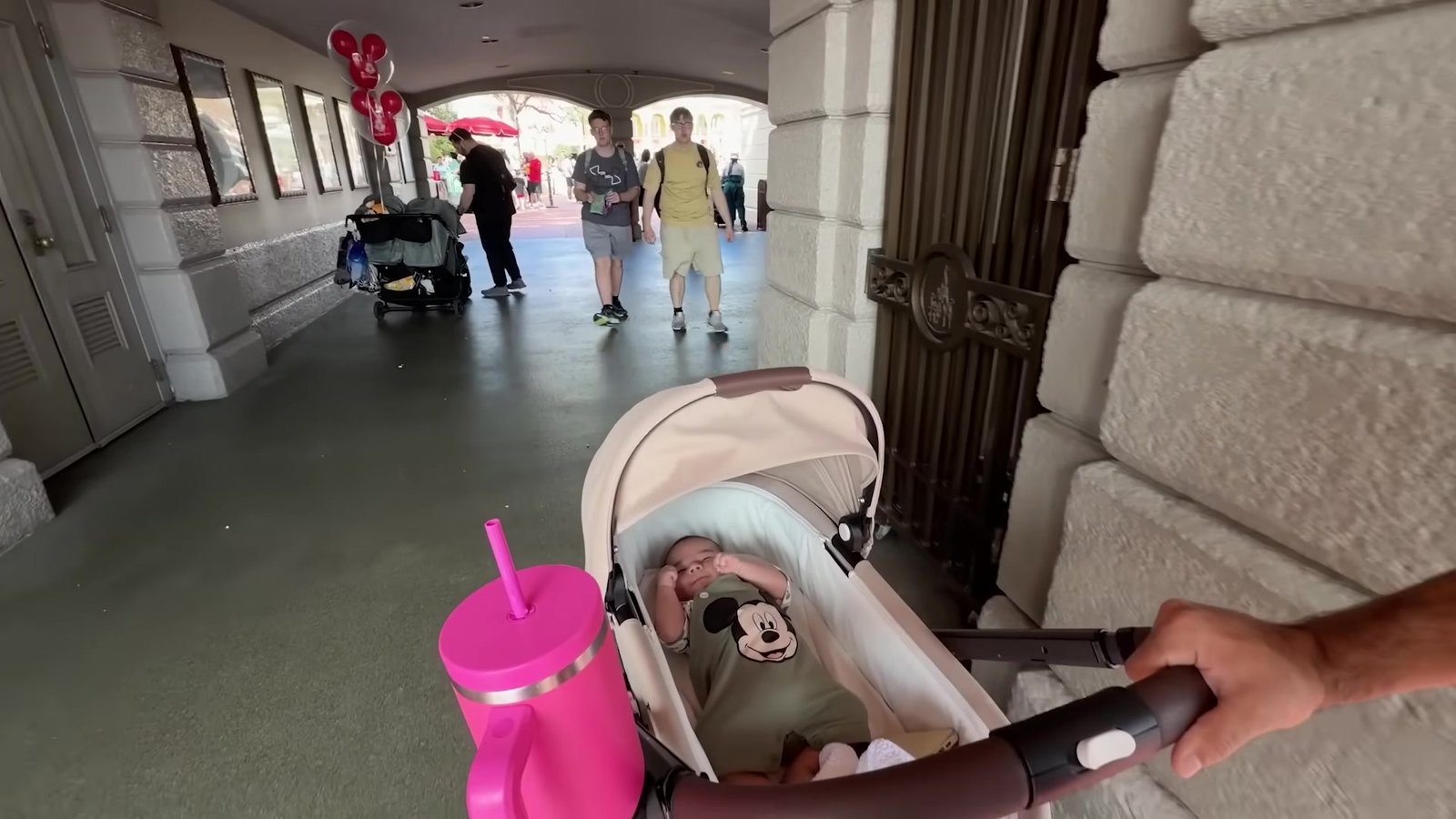 Carrinho de bebê passando pelo túnel de entrada da Main Street, no Magic Kingdom
