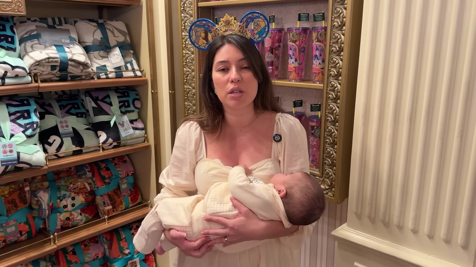 Gabi do Turistorlando com o bebê Lian no colo dentro do Guest Relations do Magic Kingdom