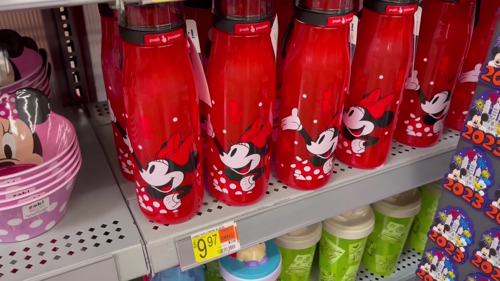 Garrafinhas de plástico vermelhas da Minnie por US$ 9,97 no Walmart