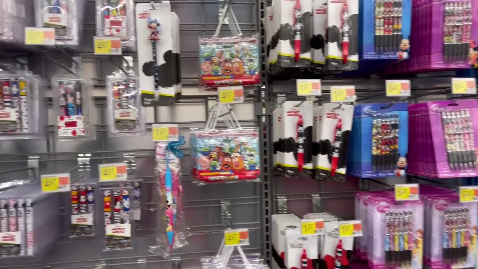 Canetas e lápis da Disney em cartelas na papelaria do Walmart