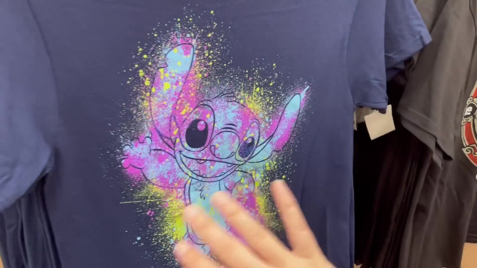 Camiseta azul do Stitch com estampa aquarela no Walmart de Orlando