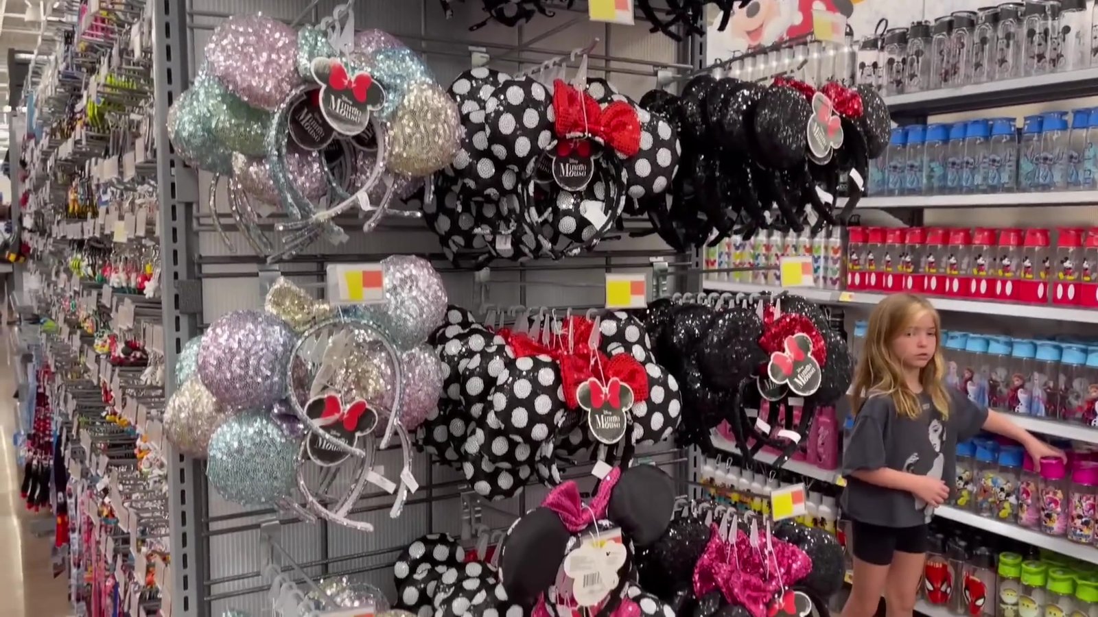 Parede de orelhinhas da Minnie de glitter e poá no Walmart de Orlando