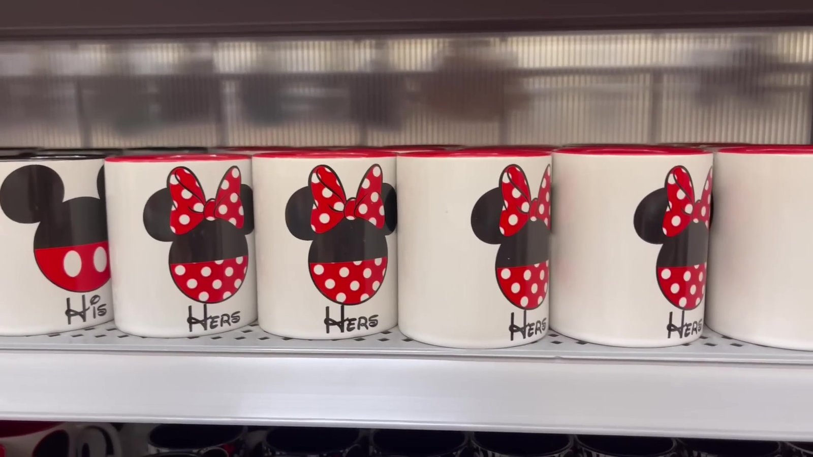 Canecas His e Hers do Mickey e da Minnie na prateleira do Walmart