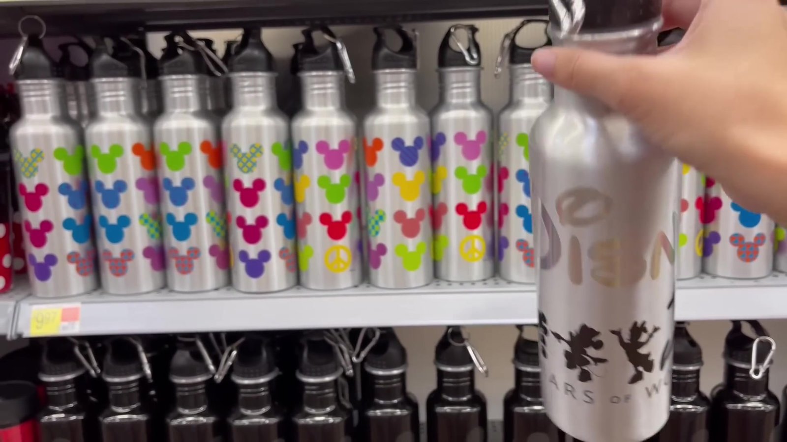 Garrafas de alumínio com cabecinhas coloridas do Mickey no Walmart