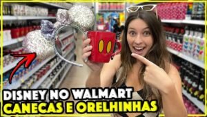 Gabi com orelhinha de glitter e caneca do Mickey no corredor da Disney do Walmart de Orlando
