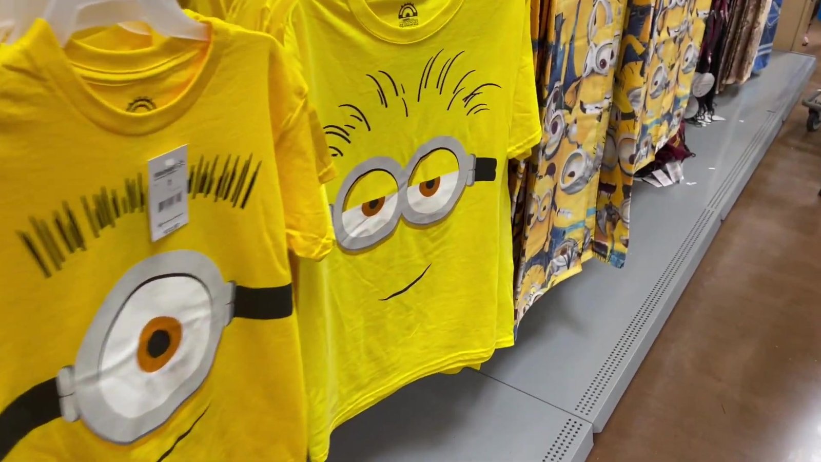 Camisetas amarelas dos Minions penduradas na arara do Walmart de Orlando