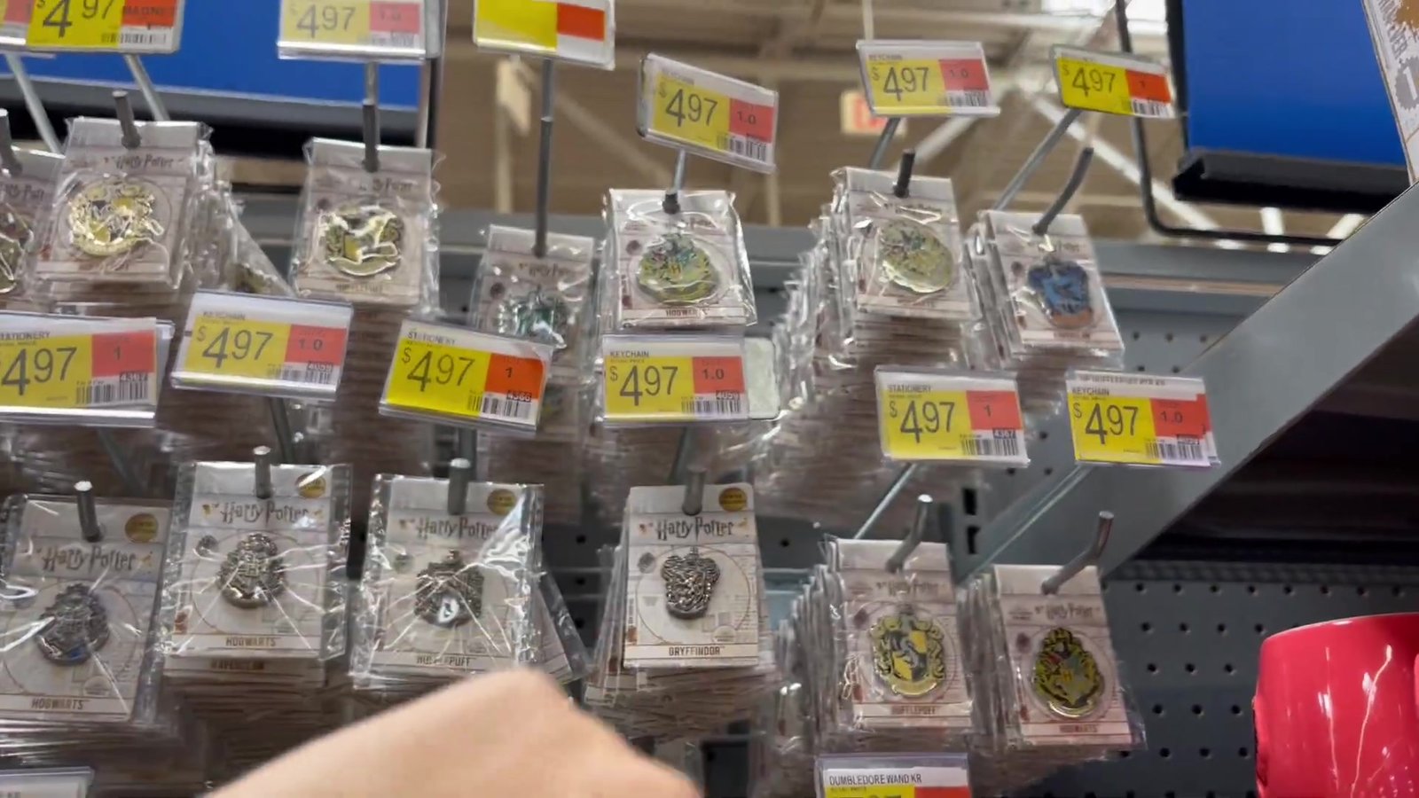 Gancheira de pins e chaveiros de Harry Potter a 4,97 dólares no Walmart de Orlando