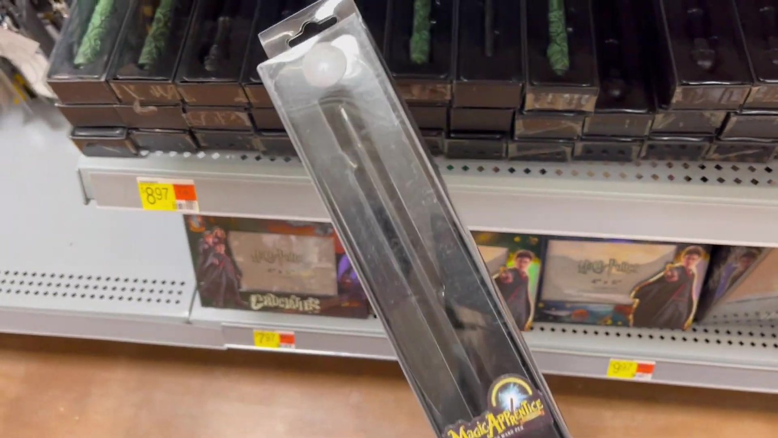 Varinha de Harry Potter na caixa, na prateleira do Walmart de Orlando